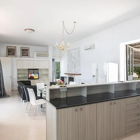 How To Rent Your Own Private Luxury Holiday In For Less Than Basic Hotel, 1201 *